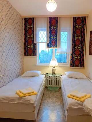 Гостевой дом Хостел Особнячок Бишкек Двухместный номер с 2 отдельными кроватями и общей ванной комнатой-3